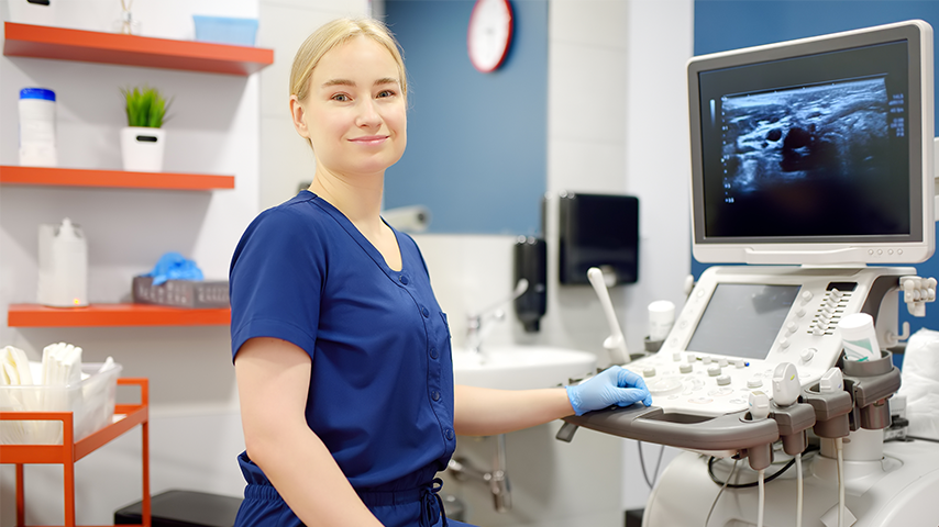 Vrouwelijke arts echografie aan het werk in een spreekkamer van een kliniek.